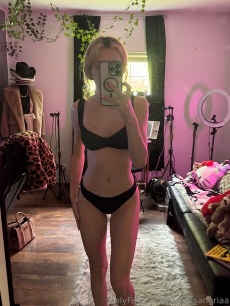 Sweetsangriaa model hd photo