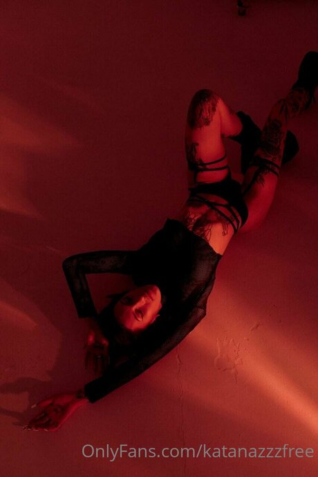 Sarah Blackk hd actress photos