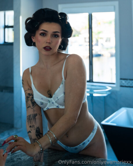 Onlyevamariexx star naked pic