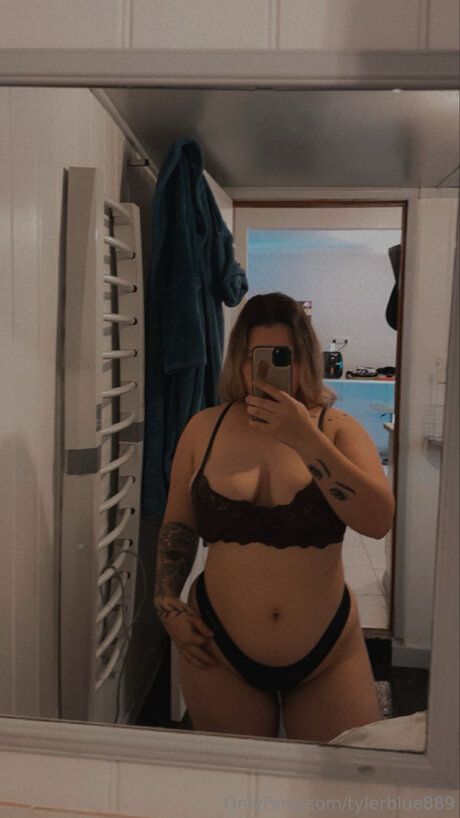 Brittttney Lyn69 hot actress picture