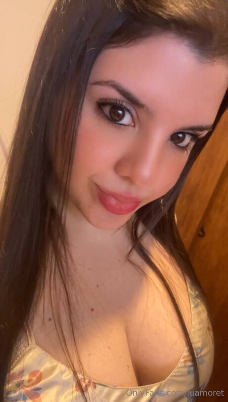 Luamoret model best picture