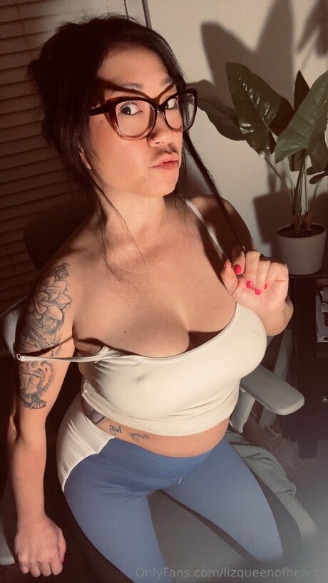 Lizqueenofhearts naked model img