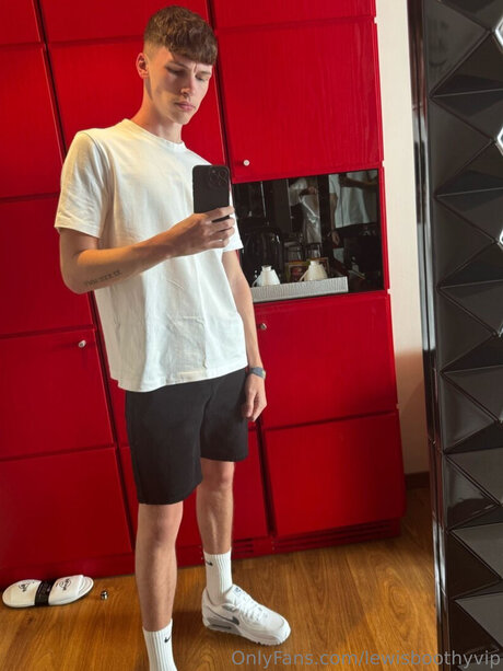 Lewisboothyvip model free photo