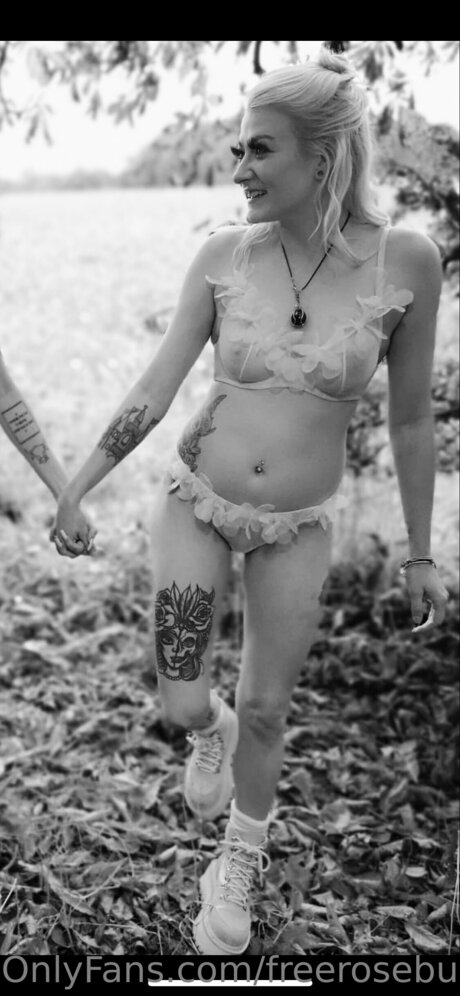 Freerosebud free model pics