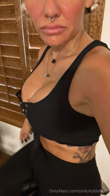 Sinfullyblonde pornstar sexy img