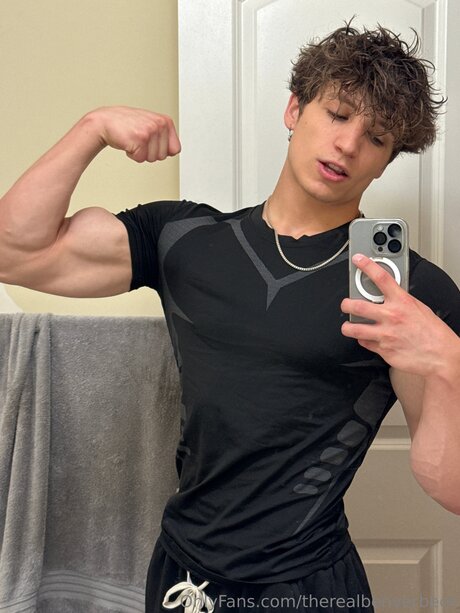 Therealbenitalian model free image