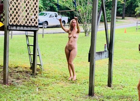 Lovelylittlelady92 pornographic model image