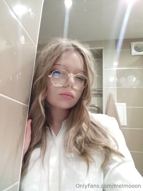 Melmooon sexy model image