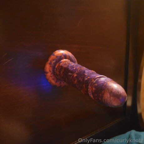 Curlyknotz model top pictures