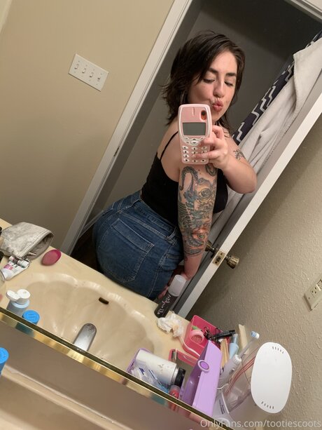 Tootiescoots star sexy pic