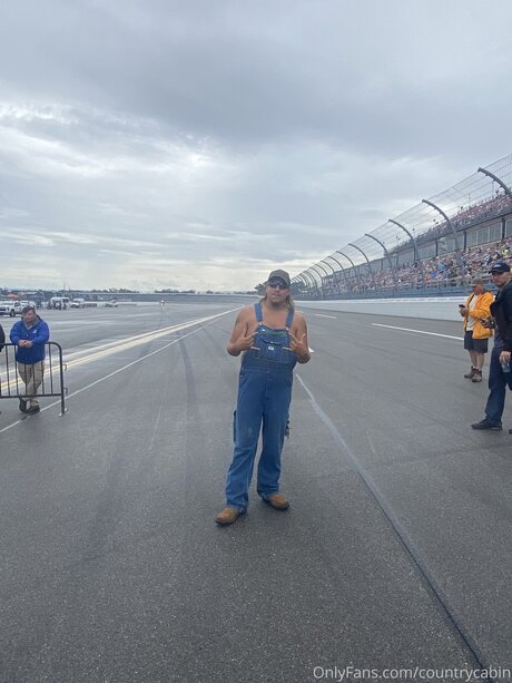 Countrycabin model erotic picture