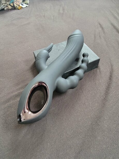 Foxhasshame naked model image