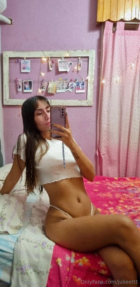 Julieettt model perfect pictures