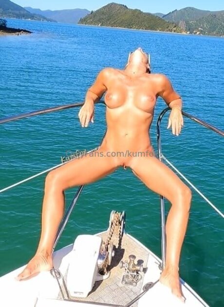Kumfox model porn pics