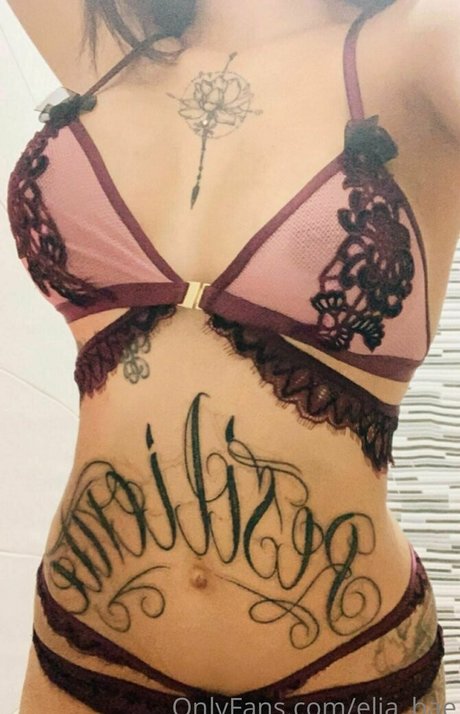 ameliereve7 model top image