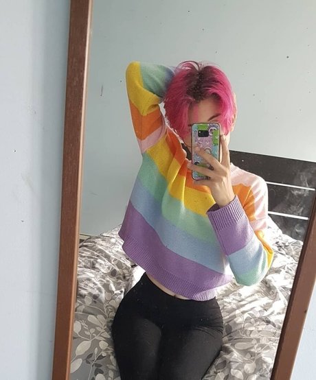 Emmanooodle exclusive model img