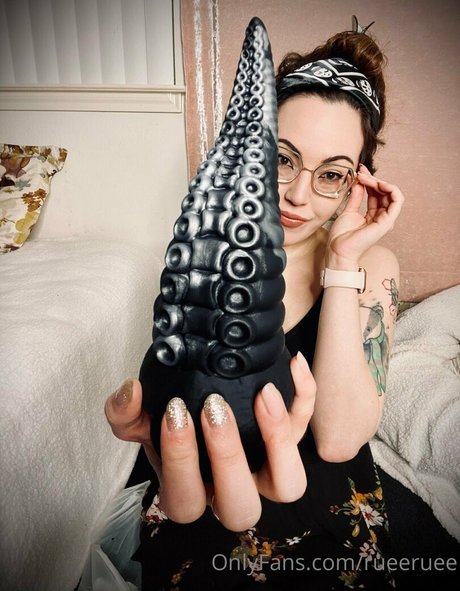 rueeruee beautiful actress pic