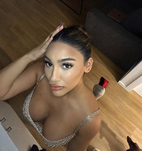 simmykk pretty actress photo