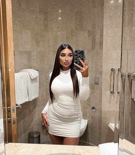 simmykk pornstar perfect image