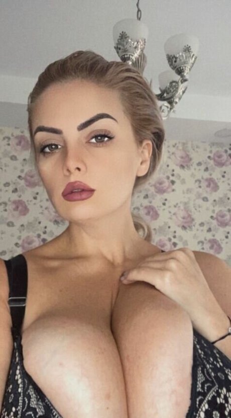 Arianna Sinn perfect model img