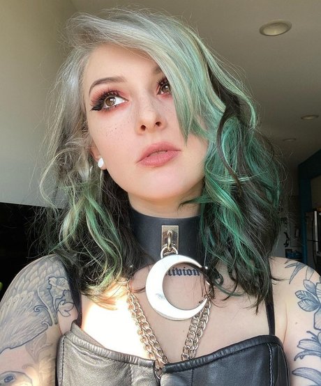 Mothica model porn picture