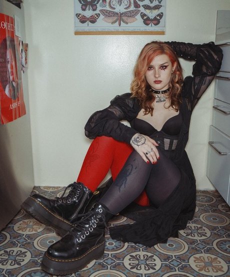 Mothica nude model gallery