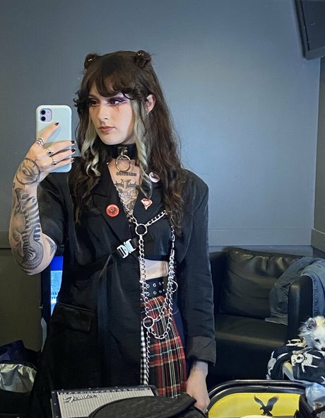 Mothica model nude image