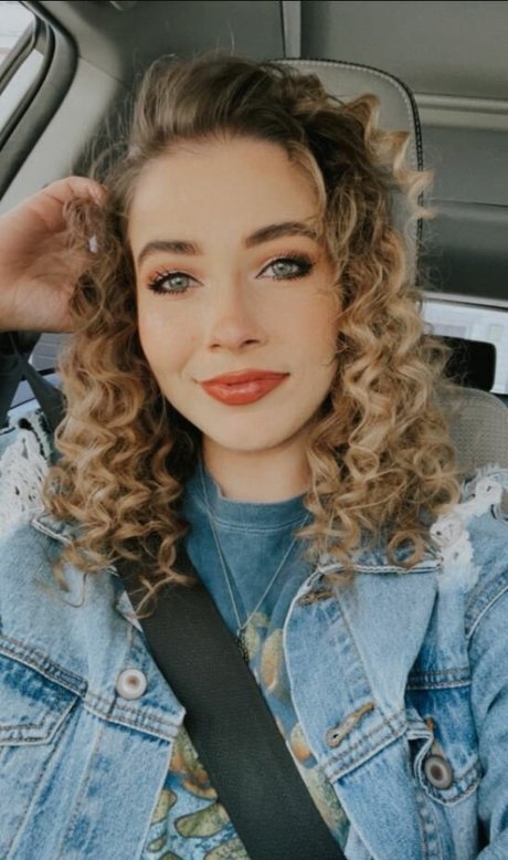 Justseum exclusive model image