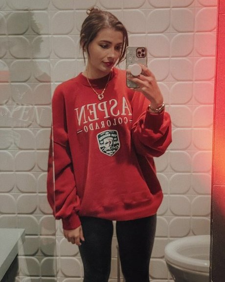 Justseum model top pic