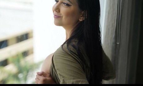 SukeshaRay hot actress picture