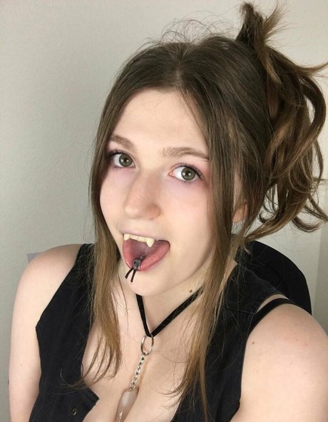 ashleejune naked model img