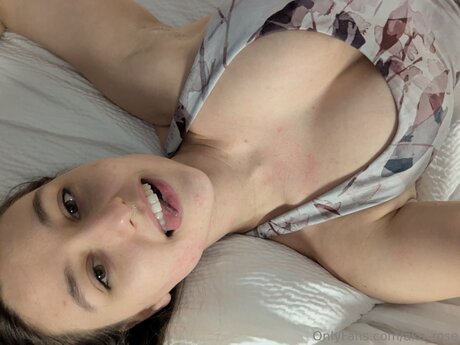 Aka Rose pretty model image