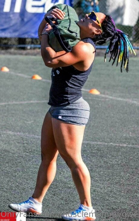 Queenmuscleavery model naked image