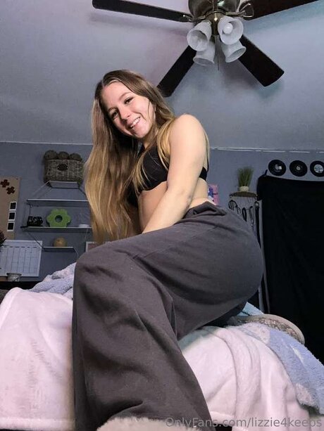 Lizzie4keeps art model picture