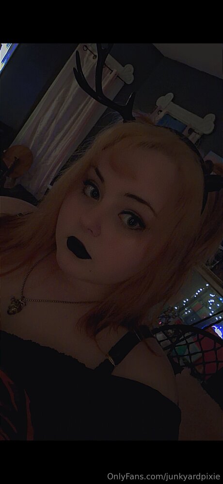 Junkyardpixie model sexy pic