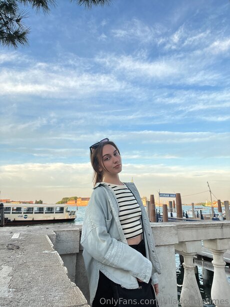 Juliadoubletimes model nudes photo