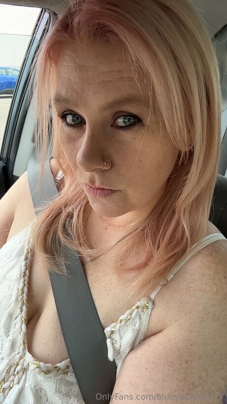 Blueyedkitten77 model top image