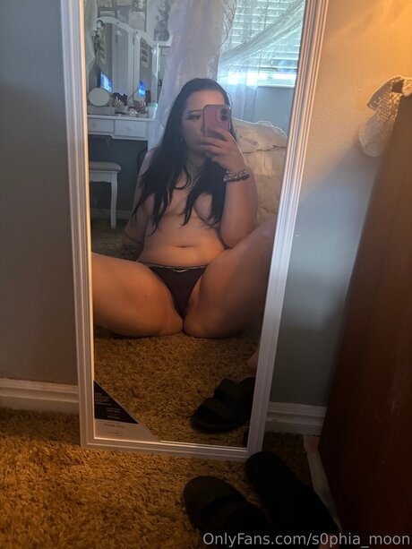 S0phia Moon pretty actress pic