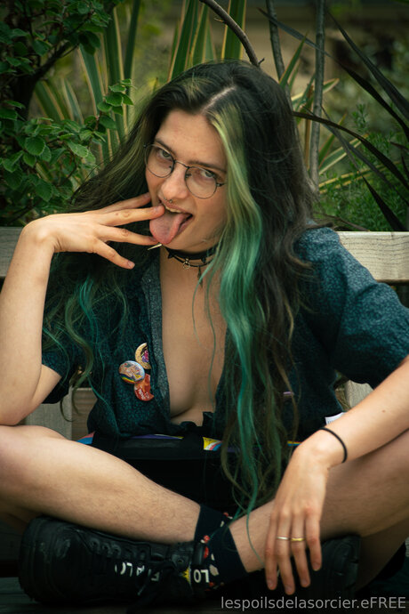 Poilsdesorcier Efree xxx model pic