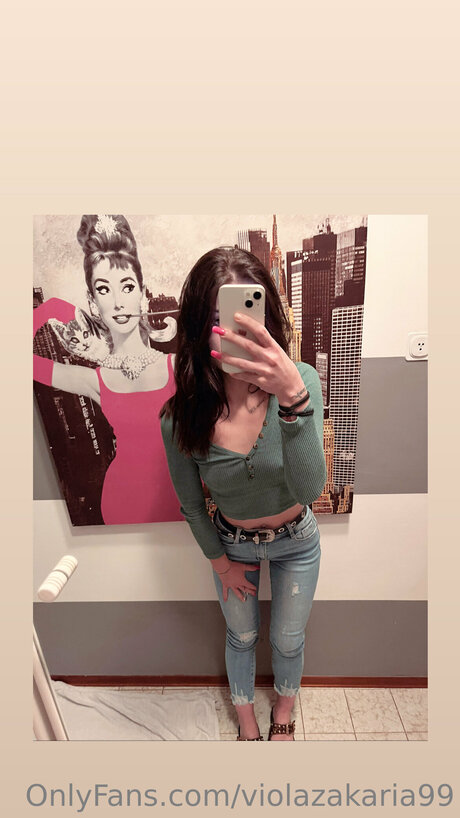 Violazakaria99 pornstar naked picture