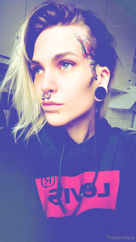 Frokenvarg model top archive