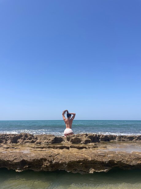 Melmillioner nude model picture