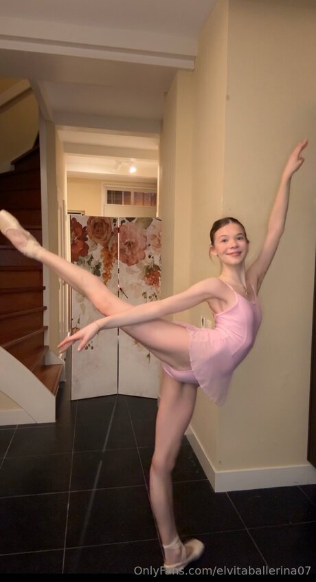Elvitaballerina07 erotic star image