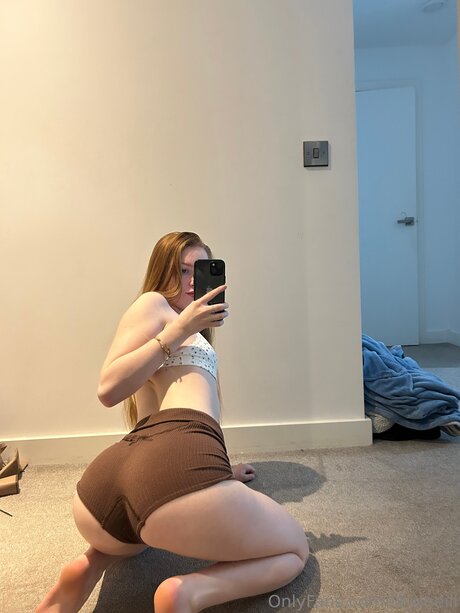 Lilyoneill erotic model picture