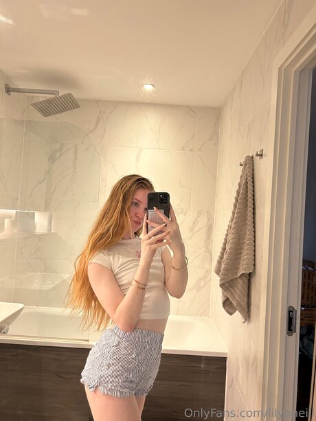 Lilyoneill nude model pic