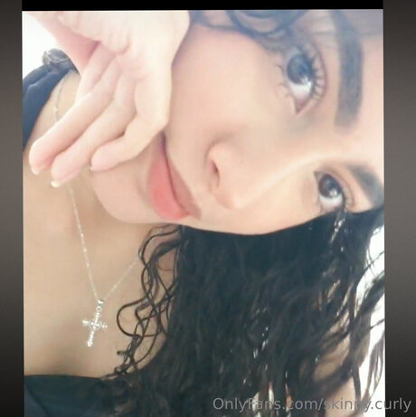 Skinny Curly pretty model pics