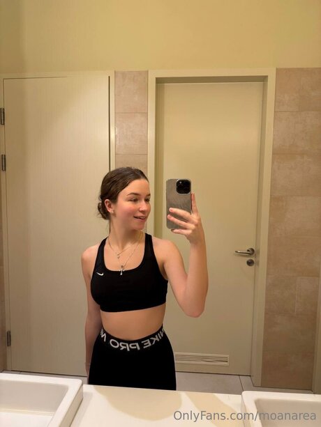 Moanarea model naked pics