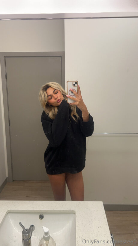 Estee1 nude actress photo