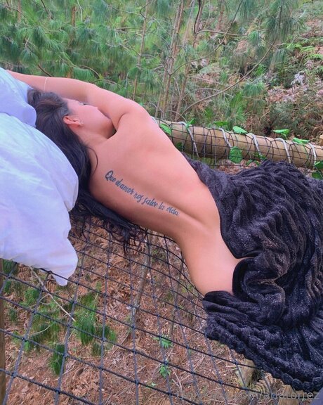 Ariatorrez nice model pic