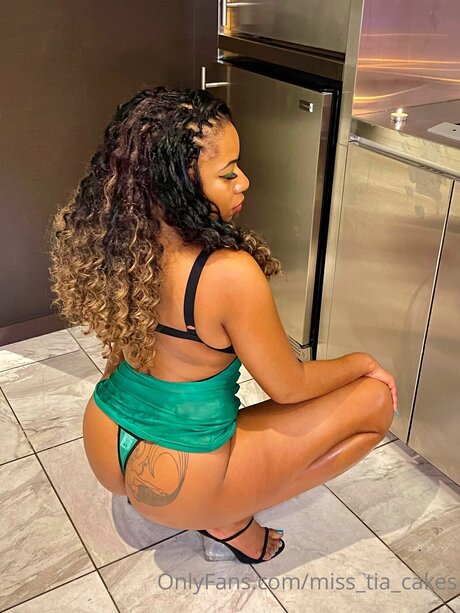 Miss Tia Cakes star hot pic